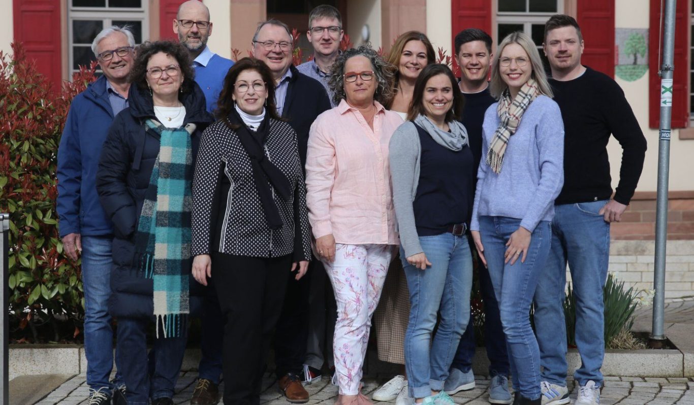 Mitglieder der Aktiven Gaiberger e. V. beim Gruppenfoto vor dem Rathaus Gaiberg