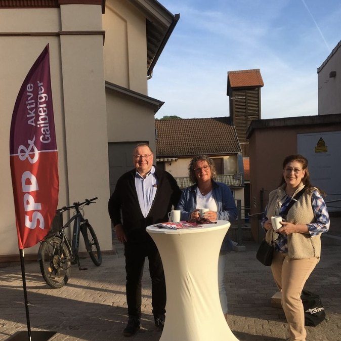 Unsere drei Gemeinderäte Dr. Alexia Arnold, Eric Schuh und Bianca Lenz am Infostand im Wahlkampf 2024